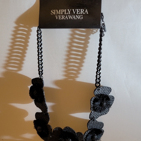 Artistic NWT Simply Vera Vera Wang Necklace - Picture 1 of 3